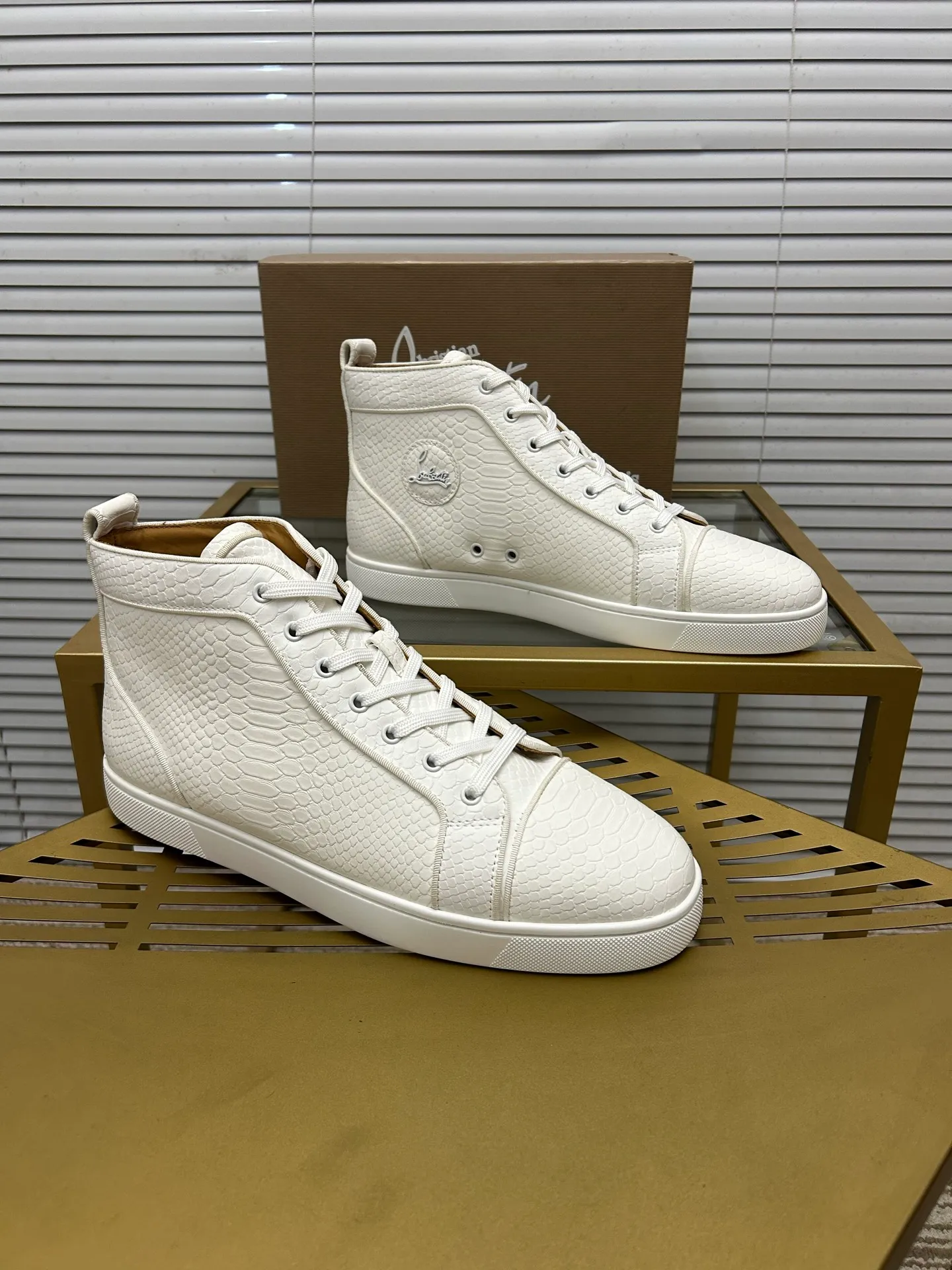 (Customized model) Ex-factory price is 520. christian louboutin (CL red sole shoes) counter series, casual sneakers for couples 📢 📢 📢 Exclusive hot style release 🎈🎈💪 Movable latex feet 👻 Finished outsole line [Proud] 😝Female 35-40# Male 38#-46, global supply😝 [Top version]: Original imported genuine leather upper, top original leather lining, original molded TPU outsole, original 1:1 detail processing, original shoe last,